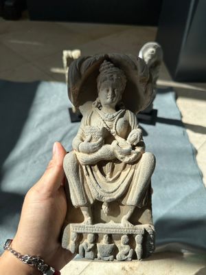 A Gandhara grey schist sculpture of the Bodhisattva Maitreya, a sculpture of a master with a child and a fragment of a divinity, 1/5th C. — foto 2