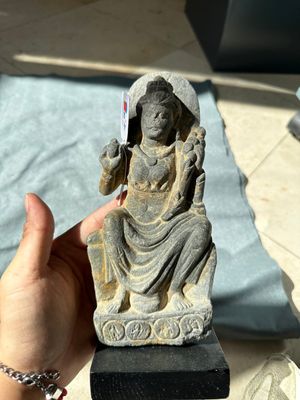 A Gandhara grey schist sculpture of the Bodhisattva Maitreya, a sculpture of a master with a child and a fragment of a divinity, 1/5th C. — foto 27
