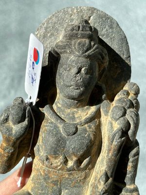 A Gandhara grey schist sculpture of the Bodhisattva Maitreya, a sculpture of a master with a child and a fragment of a divinity, 1/5th C. — foto 28