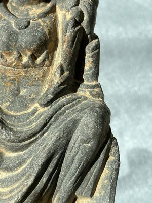 A Gandhara grey schist sculpture of the Bodhisattva Maitreya, a sculpture of a master with a child and a fragment of a divinity, 1/5th C. — foto 29