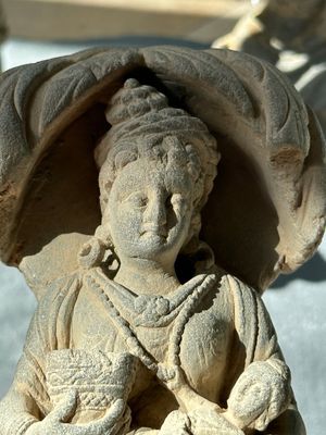 A Gandhara grey schist sculpture of the Bodhisattva Maitreya, a sculpture of a master with a child and a fragment of a divinity, 1/5th C. — foto 3