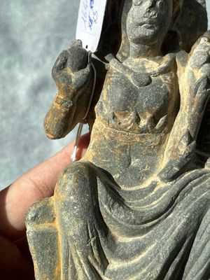 A Gandhara grey schist sculpture of the Bodhisattva Maitreya, a sculpture of a master with a child and a fragment of a divinity, 1/5th C. — foto 32