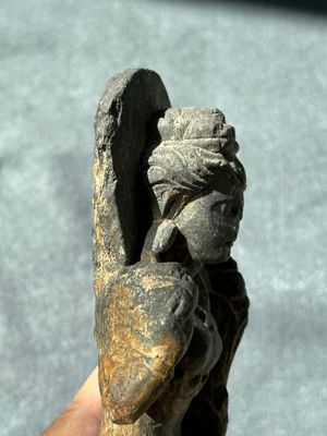 A Gandhara grey schist sculpture of the Bodhisattva Maitreya, a sculpture of a master with a child and a fragment of a divinity, 1/5th C. — foto 33