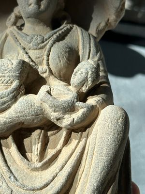 A Gandhara grey schist sculpture of the Bodhisattva Maitreya, a sculpture of a master with a child and a fragment of a divinity, 1/5th C. — foto 4