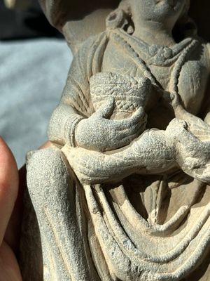 A Gandhara grey schist sculpture of the Bodhisattva Maitreya, a sculpture of a master with a child and a fragment of a divinity, 1/5th C. — foto 5