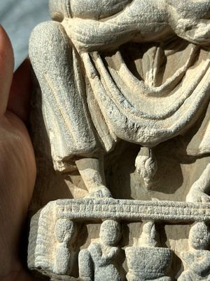 A Gandhara grey schist sculpture of the Bodhisattva Maitreya, a sculpture of a master with a child and a fragment of a divinity, 1/5th C. — foto 6
