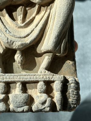 A Gandhara grey schist sculpture of the Bodhisattva Maitreya, a sculpture of a master with a child and a fragment of a divinity, 1/5th C. — foto 7