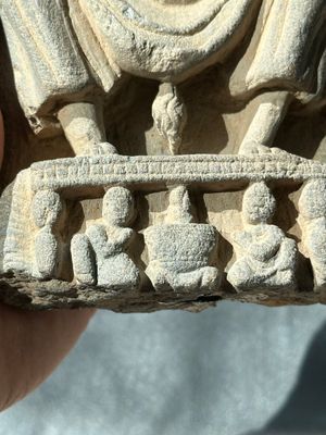 A Gandhara grey schist sculpture of the Bodhisattva Maitreya, a sculpture of a master with a child and a fragment of a divinity, 1/5th C. — foto 8
