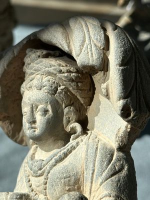A Gandhara grey schist sculpture of the Bodhisattva Maitreya, a sculpture of a master with a child and a fragment of a divinity, 1/5th C. — foto 9
