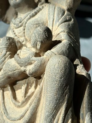 A Gandhara grey schist sculpture of the Bodhisattva Maitreya, a sculpture of a master with a child and a fragment of a divinity, 1/5th C. — foto 10