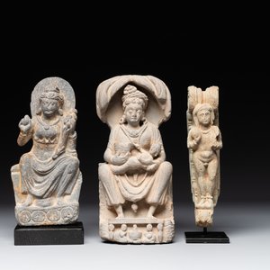 A Gandhara grey schist sculpture of the Bodhisattva Maitreya, a sculpture of a master with a child and a fragment of a divinity, 1/5th C. — foto 1