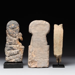 A Gandhara grey schist sculpture of the Bodhisattva Maitreya, a sculpture of a master with a child and a fragment of a divinity, 1/5th C. — foto 2