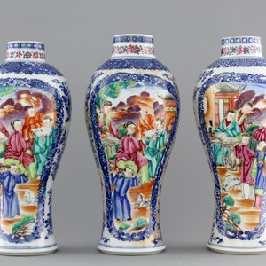 A garniture of three Chinese export porcelain Mandarin pattern vases, 18th C. — 照片 1