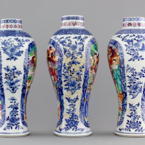A garniture of three Chinese export porcelain Mandarin pattern vases, 18th C. — 照片 2