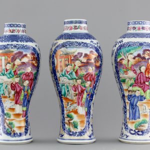 A garniture of three Chinese export porcelain Mandarin pattern vases, 18th C. — 照片 3