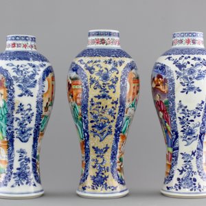A garniture of three Chinese export porcelain Mandarin pattern vases, 18th C. — 照片 4