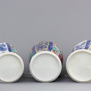 A garniture of three Chinese export porcelain Mandarin pattern vases, 18th C. — 照片 5