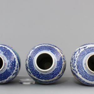 A garniture of three Chinese export porcelain Mandarin pattern vases, 18th C. — 照片 6