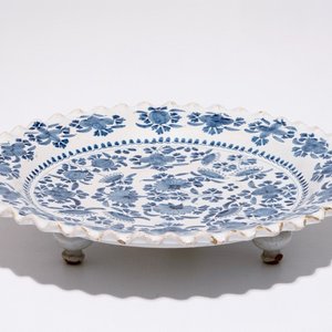 A German blue and white lobed plate on three feet, Nürnberg, 17th C. — 照片 1