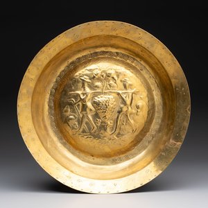A German brass repoussé 'the Grapes of Canaan' dish, Nuremberg, 17th C. — 照片 1