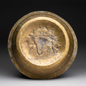 A German brass repoussé 'the Grapes of Canaan' dish, Nuremberg, 17th C. — 照片 2