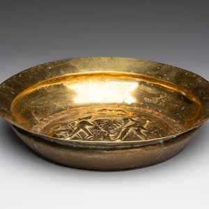 A German brass repoussé 'the Grapes of Canaan' dish, Nuremberg, 17th C. — 照片 3