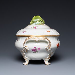 A German polychrome porcelain tureen and cover with floral design, Ludwigsburg, 18th C. — 照片 4