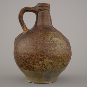 A German stoneware bellarmine jug, 17th C. — 照片 4