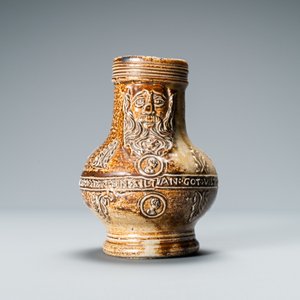 A German stoneware bellarmine jug with a text band and portrait medallions, Frechen, 16th C. — 照片 2