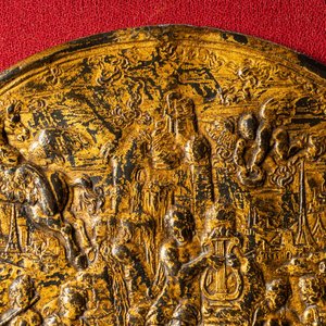 A gilded bronze 'Apollo on mount Parnassus' plaque and a bronze mortar, Flanders, 16th C. — 照片 4