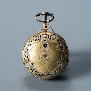 A gilded silver 'repeater' pocket watch, Robert & Peter Higgs, no. 1466, London, 17/18th C. — photo 2