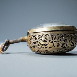 A gilded silver 'repeater' pocket watch, Robert & Peter Higgs, no. 1466, London, 17/18th C. — photo 4
