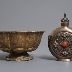 A gilt brass bowl and an inlaid silver flask, Tibet, 19/20th C. — 照片 2