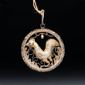 A gilt-brass 'Rooster' amulet with glass-inlaid eyes, 17th C. or later — photo 1