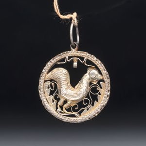 A gilt-brass 'Rooster' amulet with glass-inlaid eyes, 17th C. or later — photo 2
