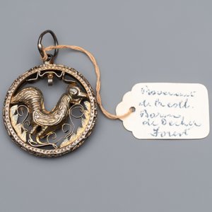 A gilt-brass 'Rooster' amulet with glass-inlaid eyes, 17th C. or later — photo 3