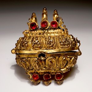 A gilt bronze amulet box with coloured glass inlay, India, 18th C. — 照片 1