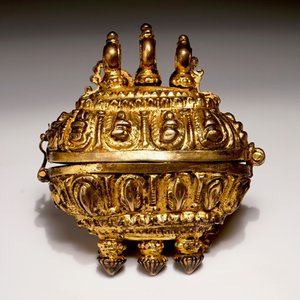A gilt bronze amulet box with coloured glass inlay, India, 18th C. — 照片 2