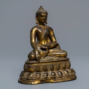 A gilt bronze figure of Buddha Shakyamuni, Tibet, 14/15th C. — 照片 2