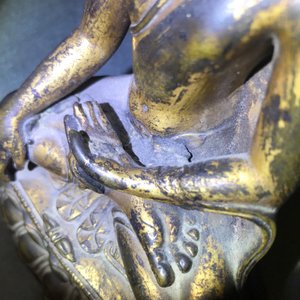 A gilt bronze figure of Buddha Shakyamuni, Tibet, 14/15th C. — 照片 28