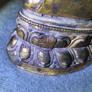 A gilt bronze figure of Buddha Shakyamuni, Tibet, 14/15th C. — 照片 30