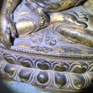 A gilt bronze figure of Buddha Shakyamuni, Tibet, 14/15th C. — 照片 32