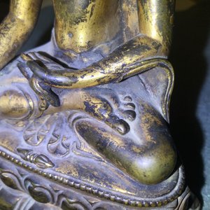 A gilt bronze figure of Buddha Shakyamuni, Tibet, 14/15th C. — 照片 33