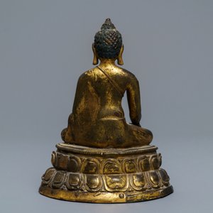 A gilt bronze figure of Buddha Shakyamuni, Tibet, 14/15th C. — 照片 4