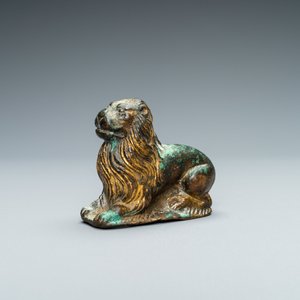 A gilt-bronze model of a recumbent lion, France, 14th C. — photo 2
