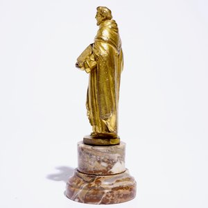 A gilt bronze model of a saint on a later marble base, 17th C. — 照片 3
