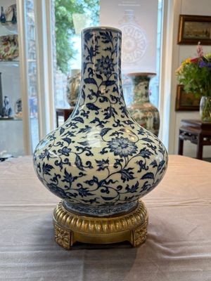 A gilt-bronze-mounted Chinese blue and white bottle vase with floral design, 19/20th C. — 照片 1