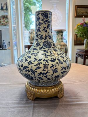 A gilt-bronze-mounted Chinese blue and white bottle vase with floral design, 19/20th C. — 照片 2