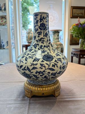 A gilt-bronze-mounted Chinese blue and white bottle vase with floral design, 19/20th C. — 照片 3
