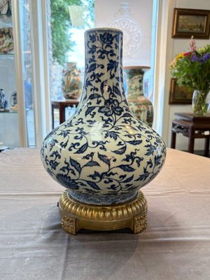 A gilt-bronze-mounted Chinese blue and white bottle vase with floral design, 19/20th C. — 照片 4